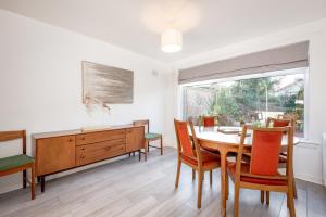 jadalnia ze stołem i krzesłami oraz oknem w obiekcie Radernie Place - 3 Bedroom House - Sleeps 6 w mieście St Andrews