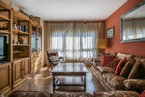 un soggiorno con un divano e un tavolino da caffè di Bonaigua 409 by SeaMount Rentals a Baqueira-Beret