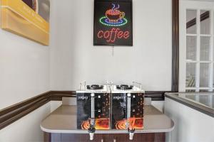 - une machine à café sur une table dans l'établissement Motel 6-Lodi, CA, à Lodi