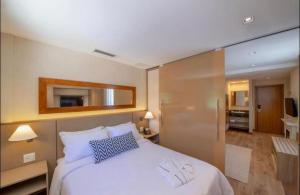 En eller flere senge i et værelse på Apartamento em Resort & Spa Gramado + 18 billeder