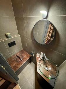uma casa de banho com um lavatório e um espelho em OROOM Japan - Role Play For Couples in BRNO em Brno