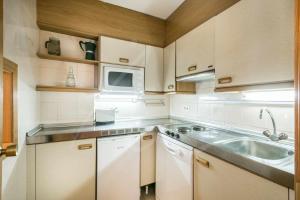 Kuchyňa alebo kuchynka v ubytovaní Solneu by SeaMount Rentals