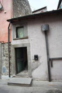 un edificio con puerta y ventana en Casa Angelene en Vitorchiano