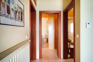 Klisma Beach House في سكالا كاليراخيس: ممر مع ممر يؤدي إلى غرفة +23 صورة