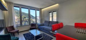 sala de estar con sofá, mesa y sillas en Altissim Tarter - Inclès - Ransol, en Sant Pere