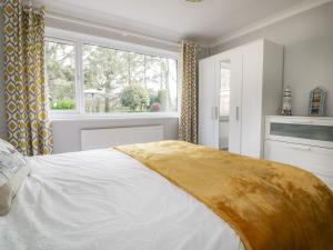 Un dormitorio con una cama grande y una ventana en Sea Salt en Bude