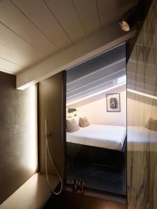 - une chambre avec un miroir et un lit dans l'établissement OBERDAN SUITE Appartamento nel cuore di Bologna, à Bologne