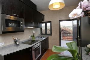 una cocina con fregadero y microondas en Douro House, en Tabuaço