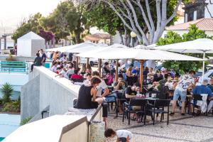 A restaurant or other place to eat at Barreirinha Front-Line Sea View II by HR Madeira