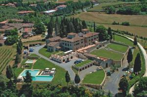 - une vue aérienne sur une grande maison avec une piscine dans l'établissement Villa San Filippo, à Barberino di Val dʼElsa