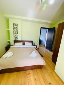 una camera da letto con un letto e due asciugamani di Guesthouse AlpenRose a Mestia