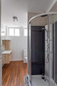 uma casa de banho com um chuveiro e um WC. em Les Abîmes, beau logement avec 2 chambres avec parking em Saint Malo