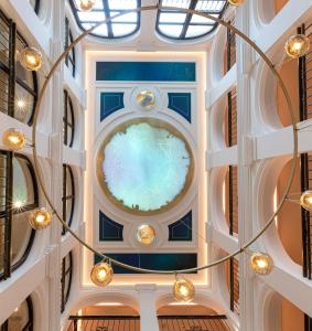 eine Kuppel in einem Gebäude mit einem Pool in der Unterkunft Hotel El Pilar Andalucia in Estepona