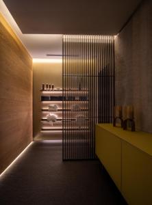 een badkamer met een inloopkoelkast met een gele bar bij WALLURE - Tickled Hotel & Wellness in Olbia