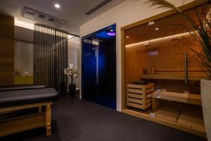 オルビアにあるWALLURE - Tickled Hotel & Wellnessのバスルーム(洗面台、鏡付)
