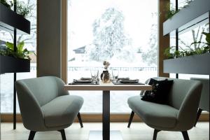 Ruang duduk di Amrai Suites