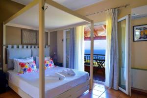 Llit o llits en una habitació de Bella Vista Villas & Suites