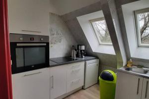 uma pequena cozinha com armários brancos e um lavatório em 12 2et avec jardin 4-5per Les Gites Bigoudens 10 mn plages em Plonéour-Lanvern
