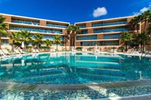 uma grande piscina em frente a um hotel em Apartment Salgados Beach - Dalma Nature & Beach na Guia