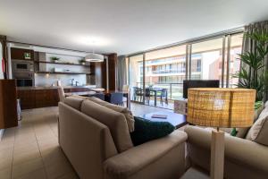 uma sala de estar com dois sofás e uma cozinha em Apartment Salgados Beach - Dalma Nature & Beach na Guia