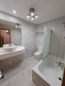 Ένα μπάνιο στο HOTEL RURAL VILLARROMANA de tres estrellas