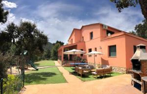 Fotografie z fotogalerie ubytování Cómoda e íntima Villa con piscina pricvada. 4 suites + 4 hab. + 2 baños v destinaci Lloret de Mar
