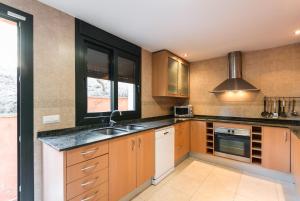 Fotografie z fotogalerie ubytování Cómoda e íntima Villa con piscina pricvada. 4 suites + 4 hab. + 2 baños v destinaci Lloret de Mar