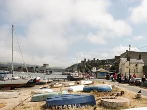 eine Gruppe von Booten liegt in einem Hafen vor Anker in der Unterkunft Marlin Cottage in Conwy