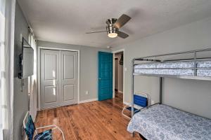 - une chambre avec 2 lits superposés et une porte bleue dans l'établissement Bright and Breezy Home 4 Blocks from the Beach!, à Surfside Beach