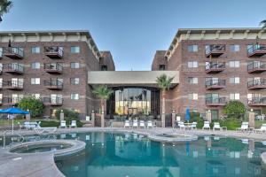 Πισίνα στο ή κοντά στο Walk to Beach Top-Floor Condo in Lake Havasu City