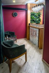 ein Wohnzimmer mit 2 Sofas und einem Kamin in der Unterkunft RICH Boutique-Hotel in Winnyzja