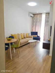 - un salon avec un canapé et une table dans l'établissement Sameba Bell, Luxury Apartment, à Tbilissi
