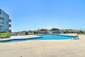 una piscina frente a un edificio en Topsail Beach Oceanfront Oasis with Stunning Views!, en North Topsail Beach
