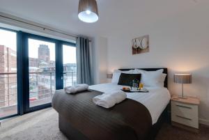 Una cama o camas en una habitación de BOOK A BASE Apartments - Duke Street