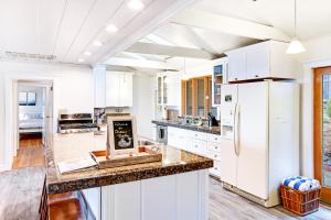 una cucina con mobili bianchi e un frigorifero bianco di Ocean Trails a Mendocino Altre 33 foto