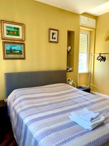 een slaapkamer met een bed met handdoeken erop bij Le VELE in Lido di Ostia