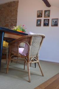 una silla de mimbre sentada frente a una mesa en Casa La Rinconada, en Azuelo