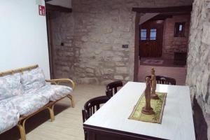 sala de estar con mesa y sofá en VITORETXEA casa rural AGUILAR DE CODES en Aguilar de Codés