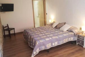 A bed or beds in a room at VITORETXEA casa rural AGUILAR DE CODES