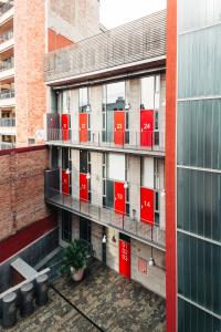 バルセロナにあるバルセロナ アパートメント レプブリカの赤い容器の横にある建物