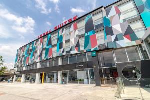 un edificio con un diseño geométrico en su lateral en Hotel Arena Suites Movistar Arena, en Bogotá