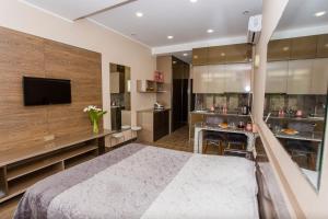 - une chambre avec un grand lit et une télévision dans l'établissement Zgvadaca Kvariati apartment, à Kvariati