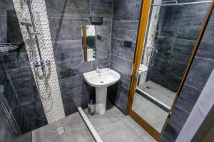 Ett badrum på Zgvadaca Kvariati apartment