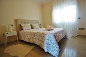 Posteľ alebo postele v izbe v ubytovaní Bonito apartamento al lado de la playa con vistas al mar
