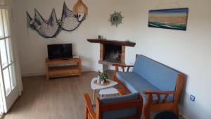 een woonkamer met een blauwe bank en een tv bij Palmeres in Torroella de Montgrí