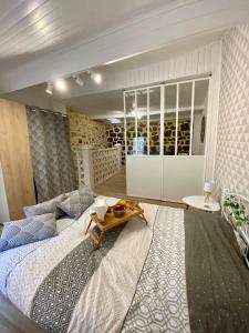 une chambre avec un grand lit et une table dans l'établissement Le Cosy City - Agde Centre, à Agde