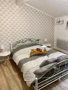 um quarto com uma cama com uma bandeja em Le Cosy City - Agde Centre em Agde