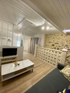 un salon avec un canapé et une table dans l'établissement Le Cosy City - Agde Centre, à Agde 6 autres photos