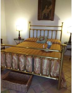 1 cama con marco de madera en una habitación en Le case nel borgo Crucoli (2), en Crucoli