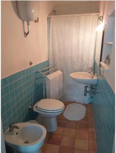 y baño con aseo y lavamanos. en Le case nel borgo Crucoli (2), en Crucoli